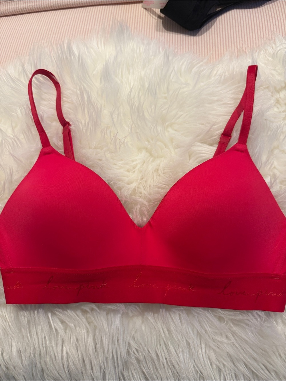 Pink Victoria’s Sectet Wireless T-shirt soft comfort Bra in red